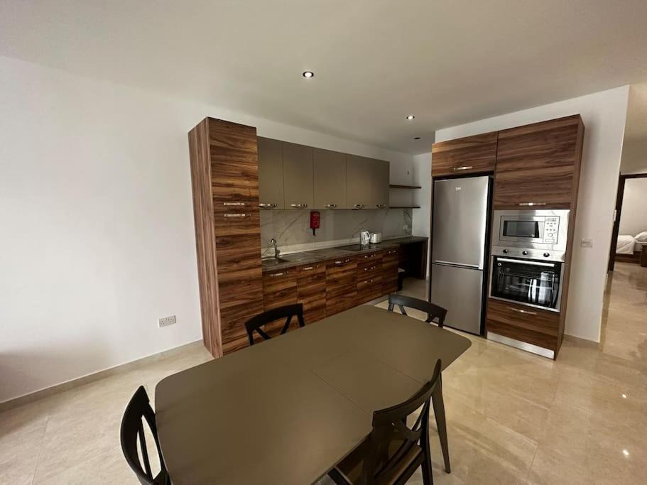 Bright 1 Bedroom Apartment In Noah Apartments, Gzira Bagian luar foto