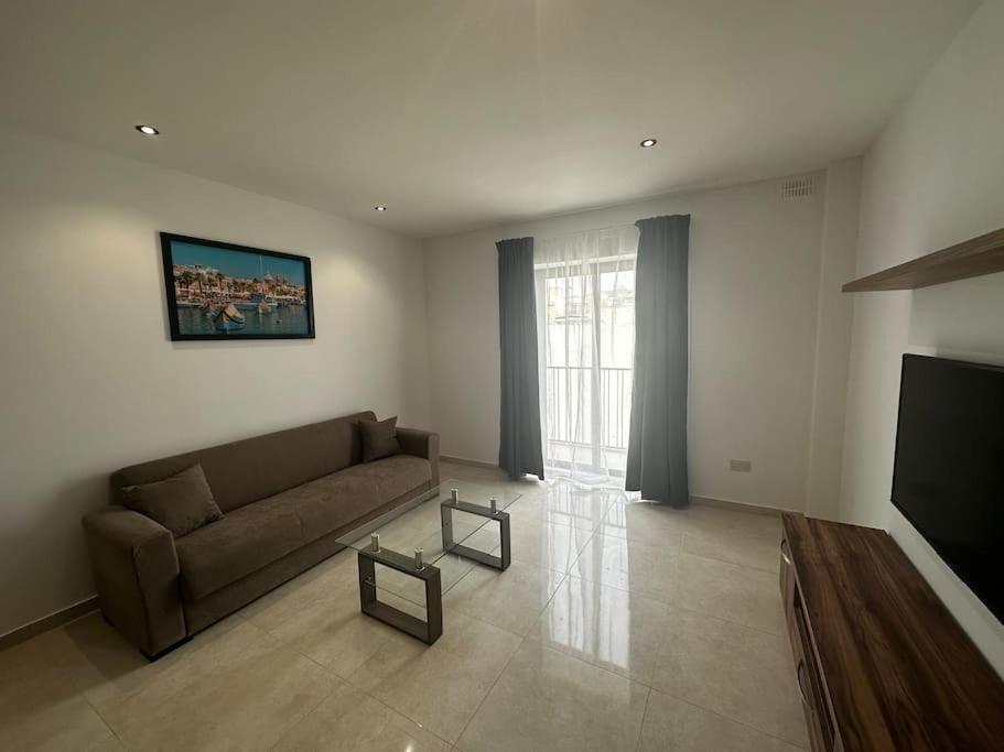Bright 1 Bedroom Apartment In Noah Apartments, Gzira Bagian luar foto